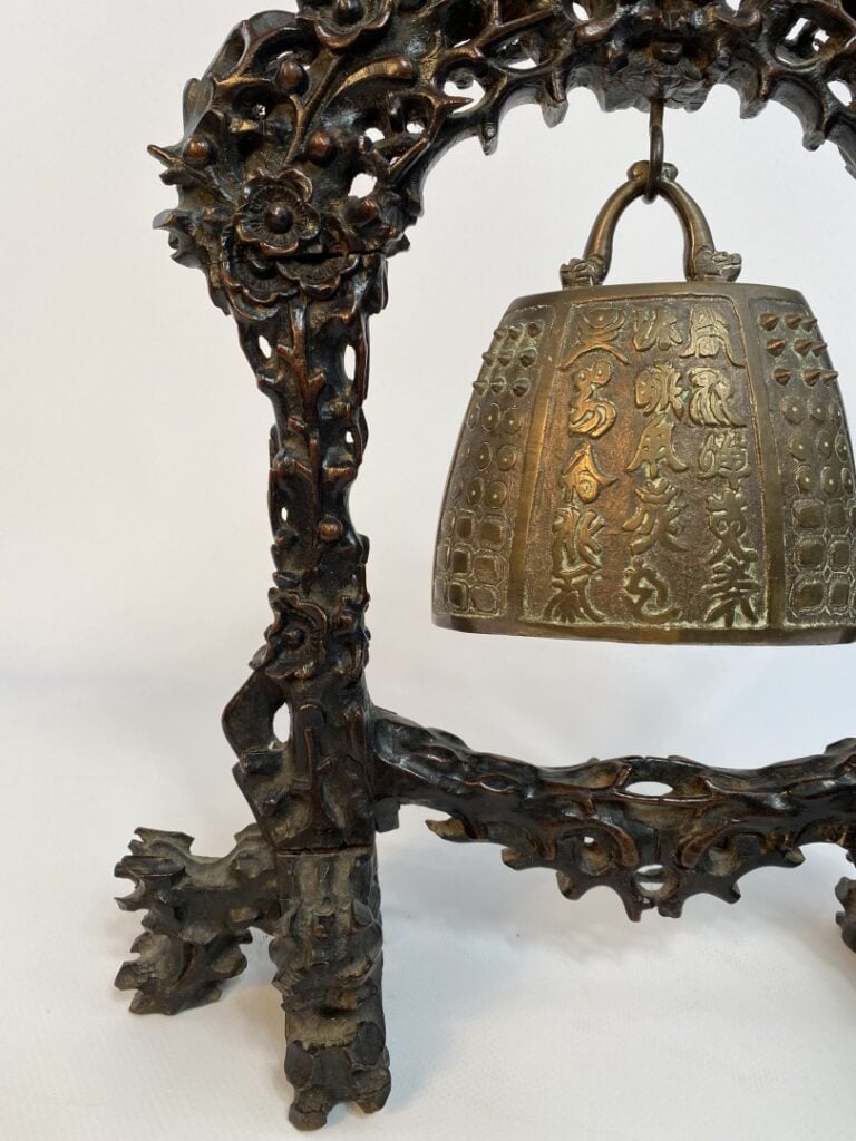 CLOCHE DE TEMPLE ET SON SUPPORT EN BOIS SCULPTE - Chine, - Cloche en bronze por…