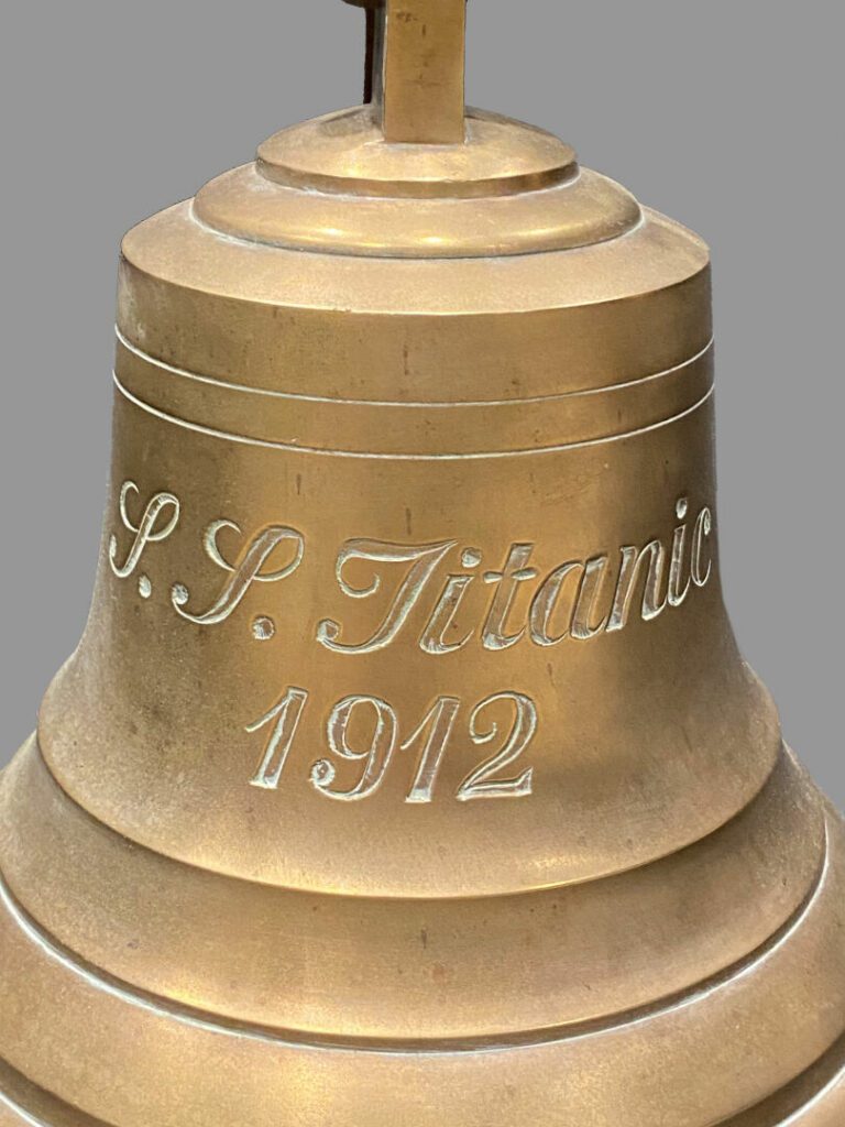 Cloche en bronze moulé marquée "Titanic 1912" - H : 24 cm - Diam : 23,5 cm - Pr…