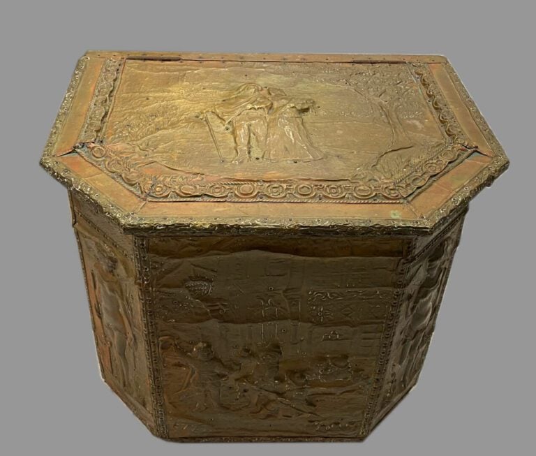 Coffre en bois à pans coupés recouvert de plaques de métal repoussé à décor de…