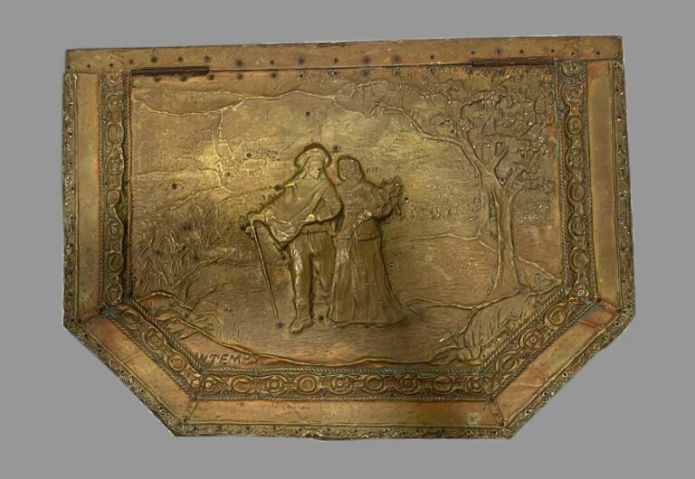 Coffre en bois à pans coupés recouvert de plaques de métal repoussé à décor de…