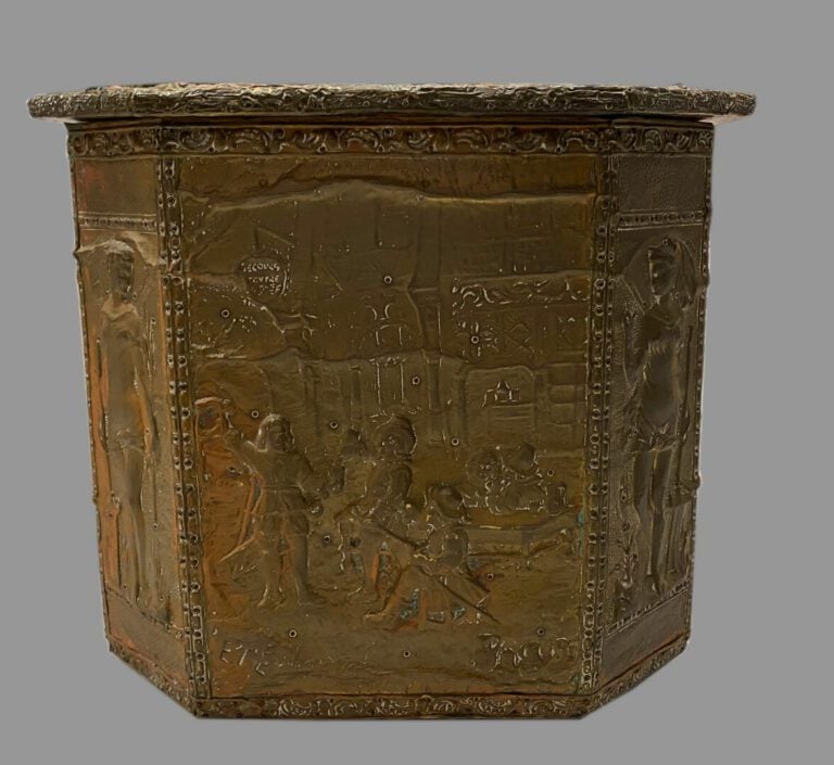 Coffre en bois à pans coupés recouvert de plaques de métal repoussé à décor de…