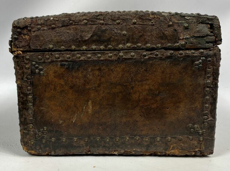 Coffre en bois clouté et gainé de cuir - 17 x 32 x 23 cm - (accident, trous de…