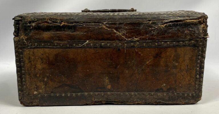Coffre en bois clouté et gainé de cuir - 17 x 32 x 23 cm - (accident, trous de…