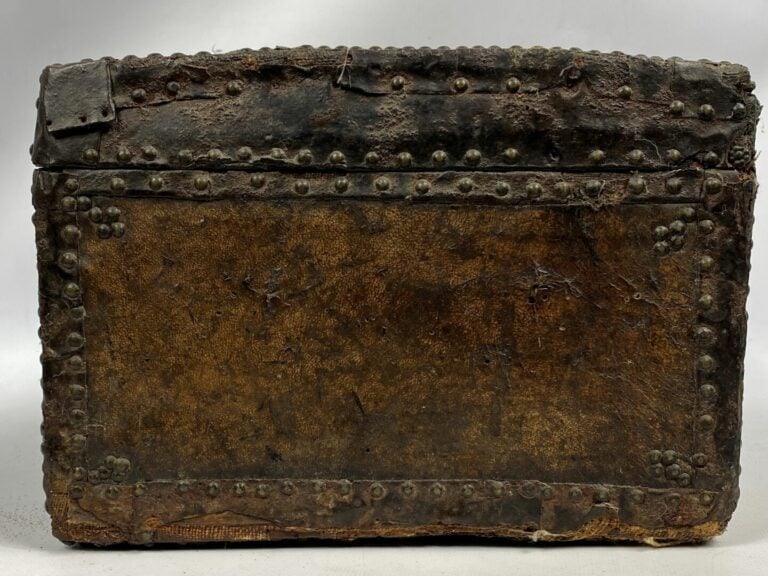 Coffre en bois clouté et gainé de cuir - 17 x 32 x 23 cm - (accident, trous de…