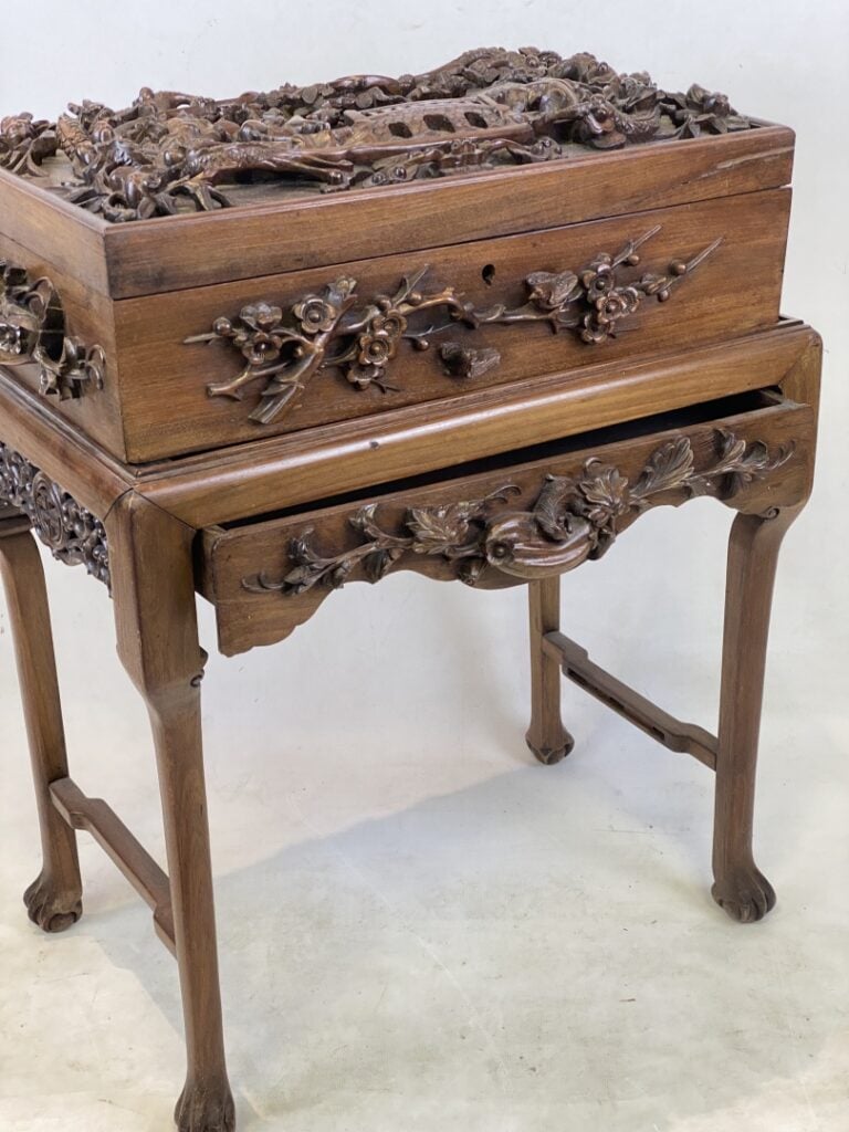 Coffre en bois sur piètement sculpté - Chine ou Vietnam - Richement sculpté d'u…