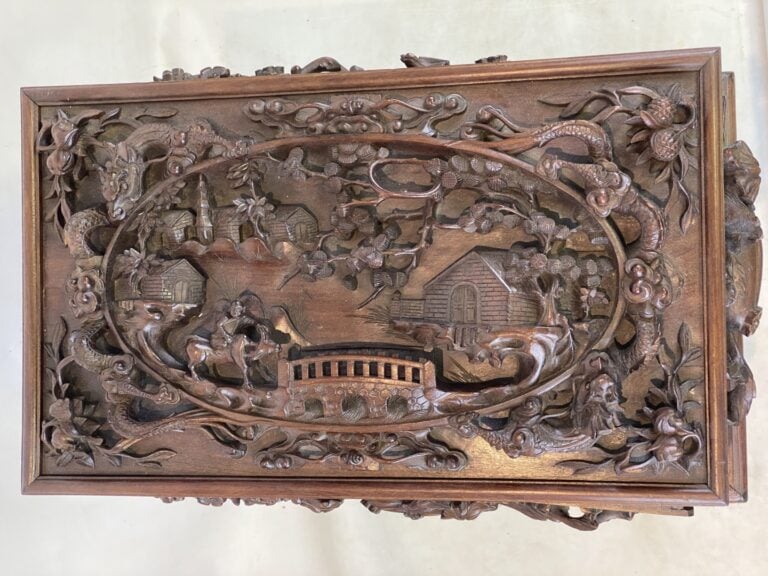 Coffre en bois sur piètement sculpté - Chine ou Vietnam - Richement sculpté d'u…