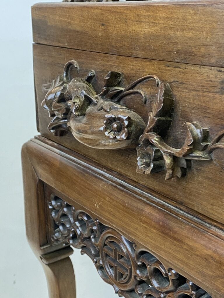 Coffre en bois sur piètement sculpté - Chine ou Vietnam - Richement sculpté d'u…