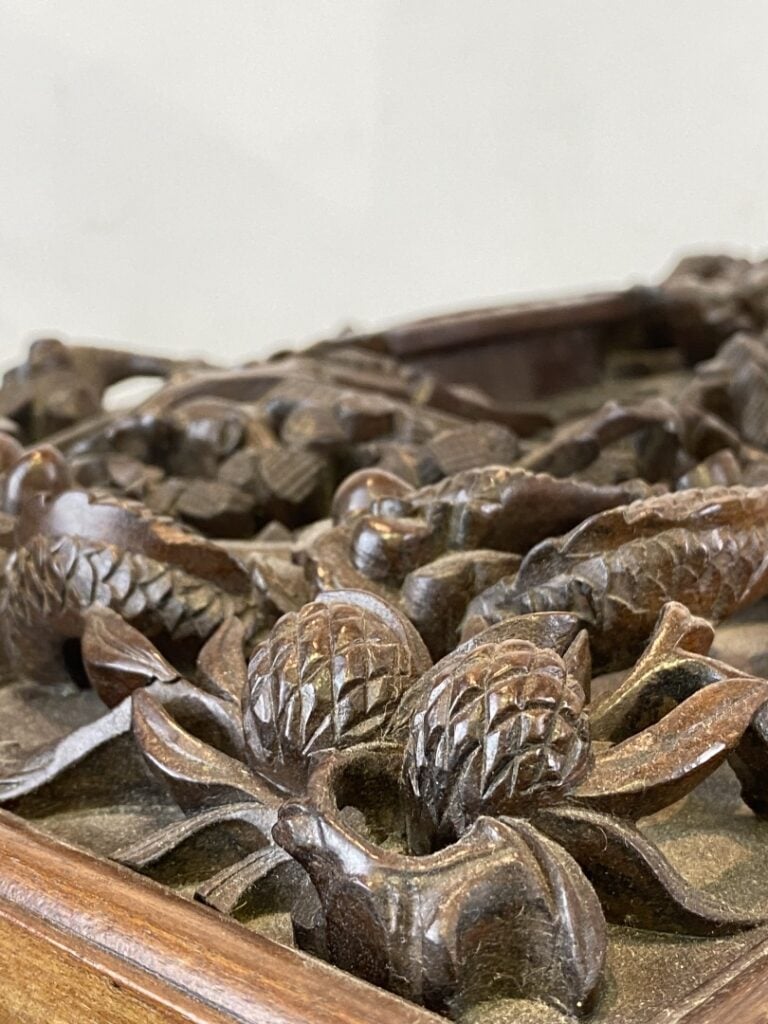Coffre en bois sur piètement sculpté - Chine ou Vietnam - Richement sculpté d'u…