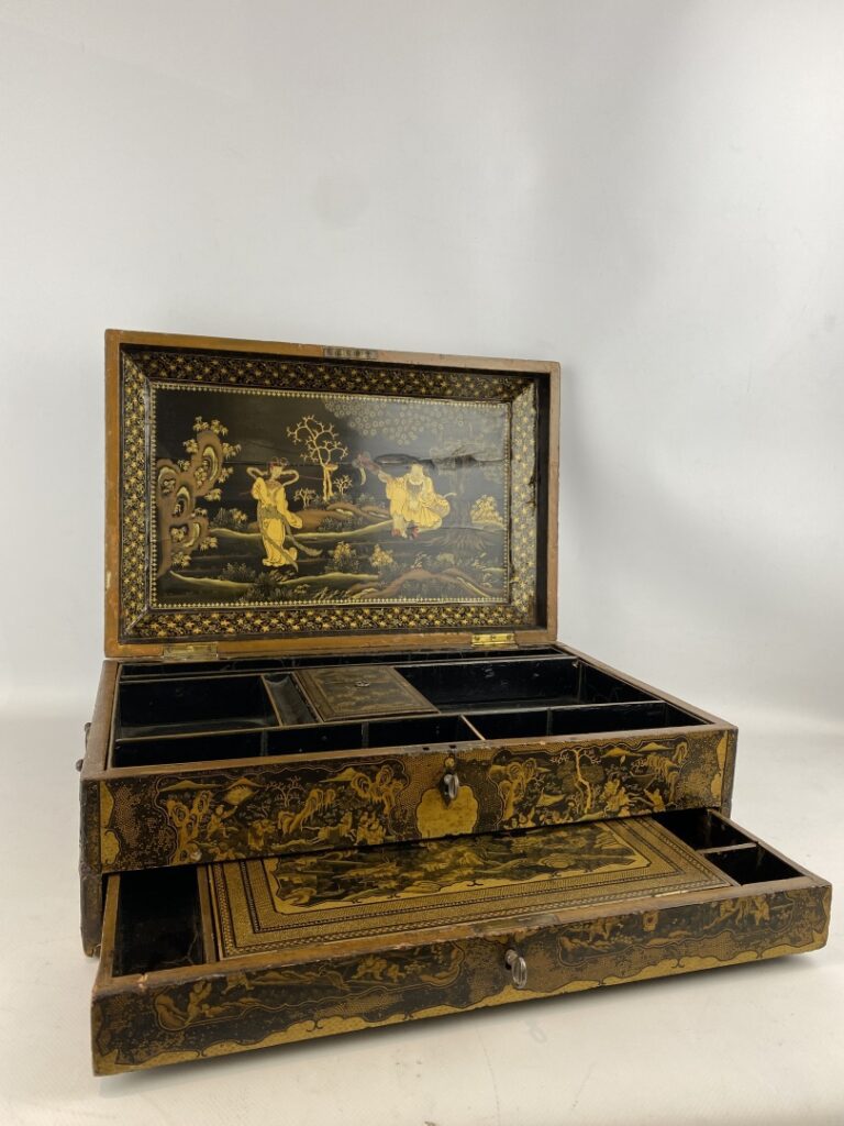 Coffre rectangulaire en bois laquée doré - Chine - A décor doré de scènes animé…