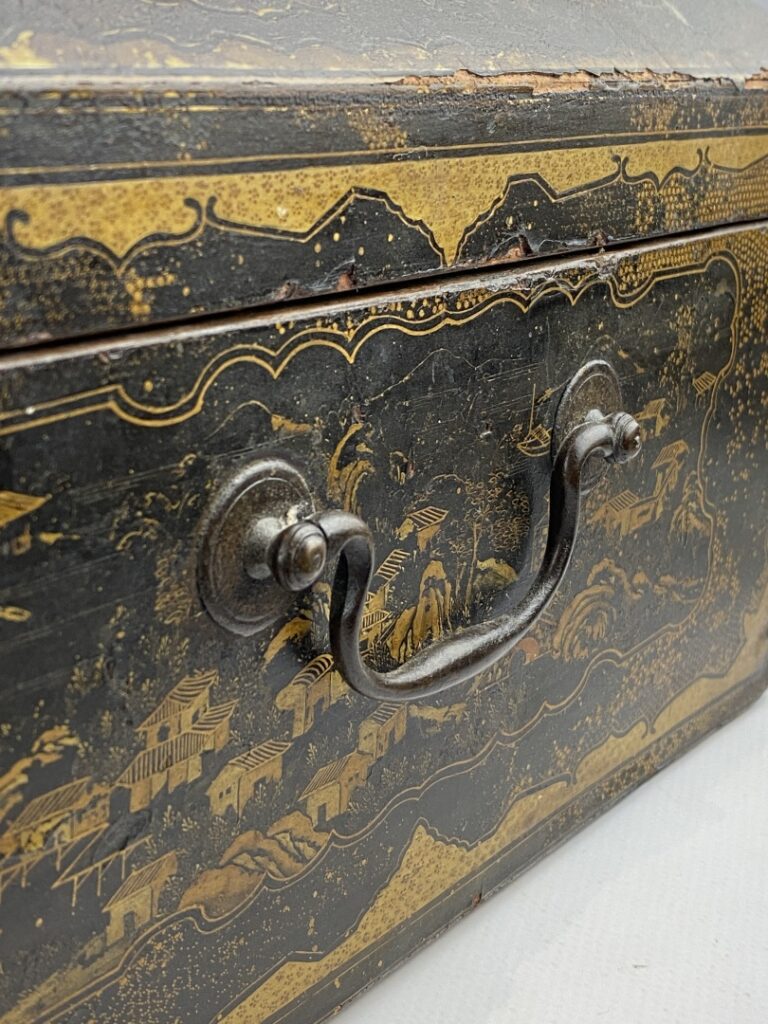 Coffre rectangulaire en bois laquée doré - Chine - A décor doré de scènes animé…