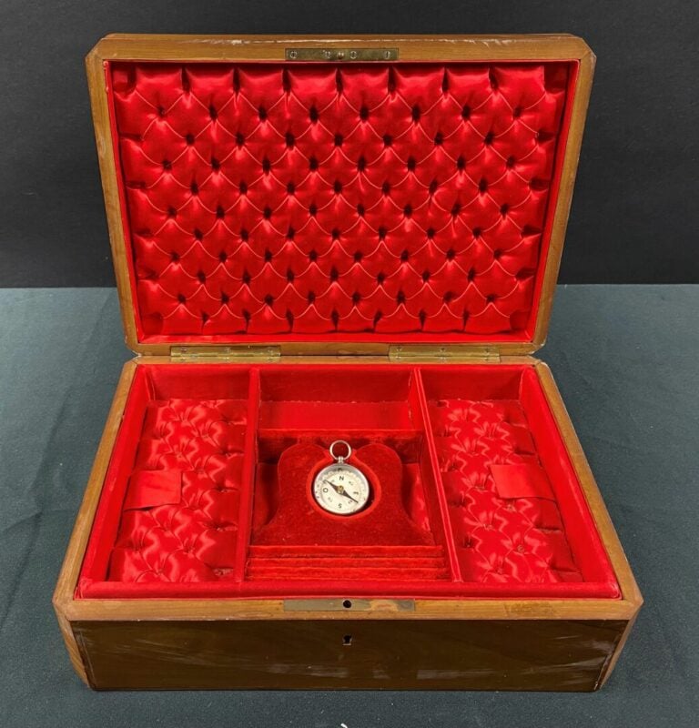 Coffret à bijoux de forme rectangulaire à pans coupés en marqueterie niçoise de…