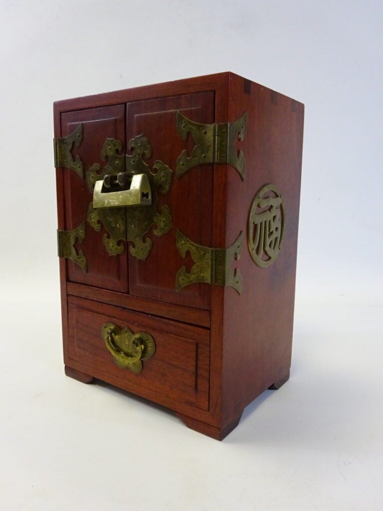 COFFRET A BIJOUX EN BOIS - Vietnam - Il s'ouvre à deux battants et un tiroir. L…