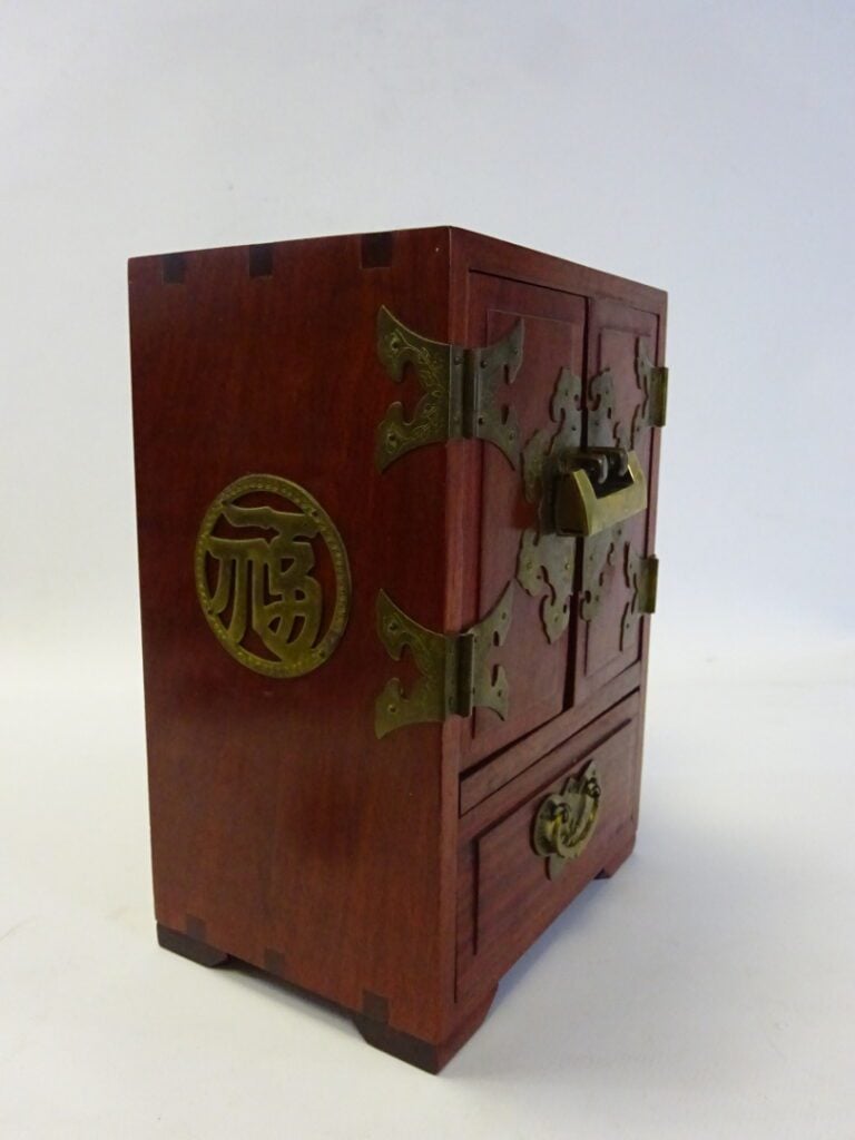 COFFRET A BIJOUX EN BOIS - Vietnam - Il s'ouvre à deux battants et un tiroir. L…