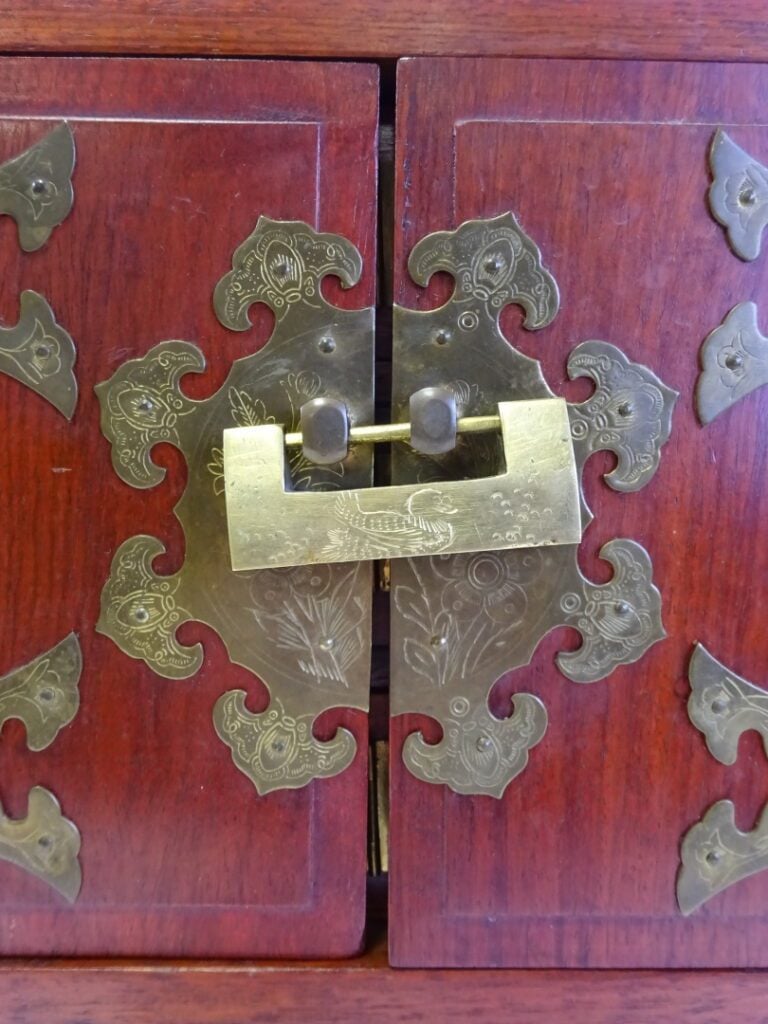 COFFRET A BIJOUX EN BOIS - Vietnam - Il s'ouvre à deux battants et un tiroir. L…