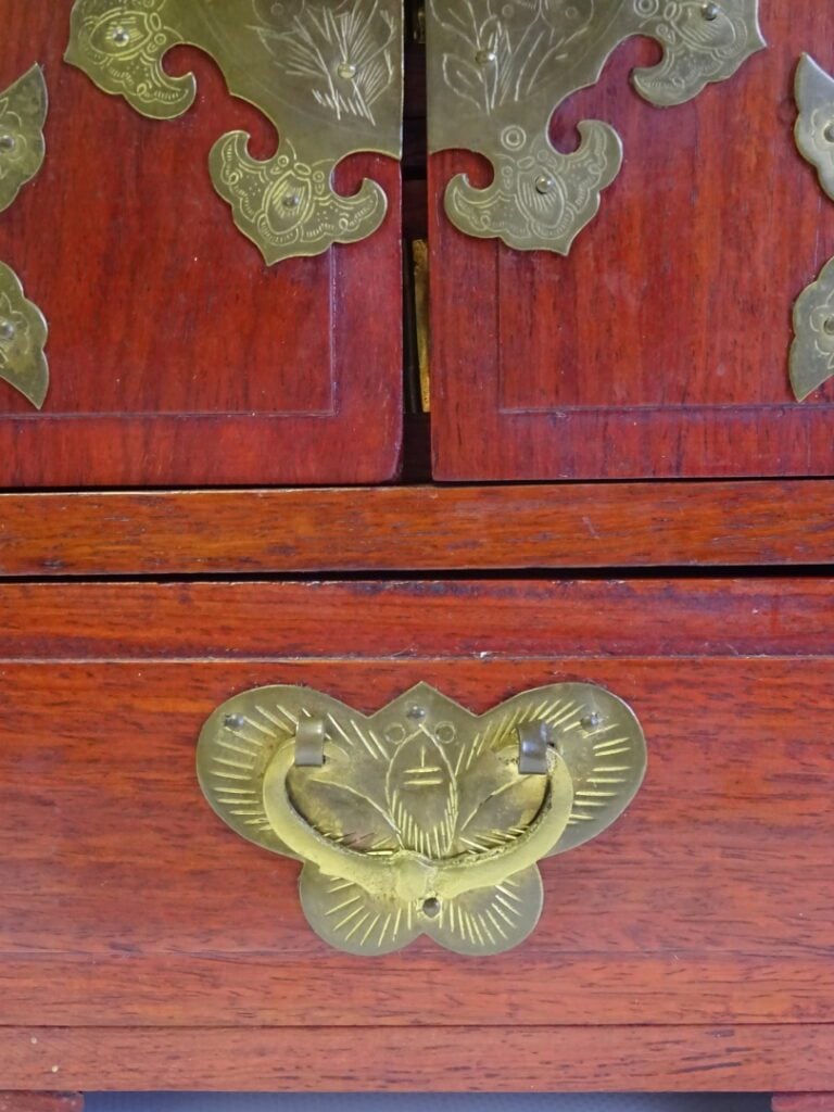 COFFRET A BIJOUX EN BOIS - Vietnam - Il s'ouvre à deux battants et un tiroir. L…