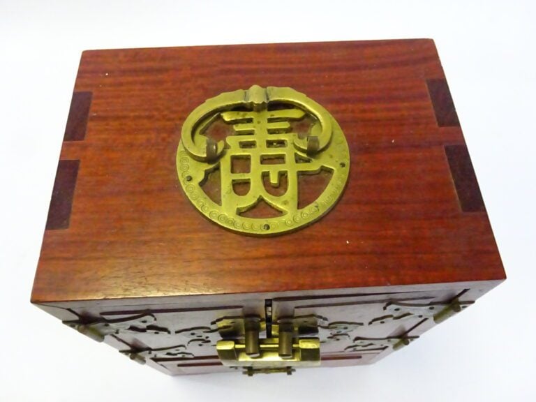 COFFRET A BIJOUX EN BOIS - Vietnam - Il s'ouvre à deux battants et un tiroir. L…