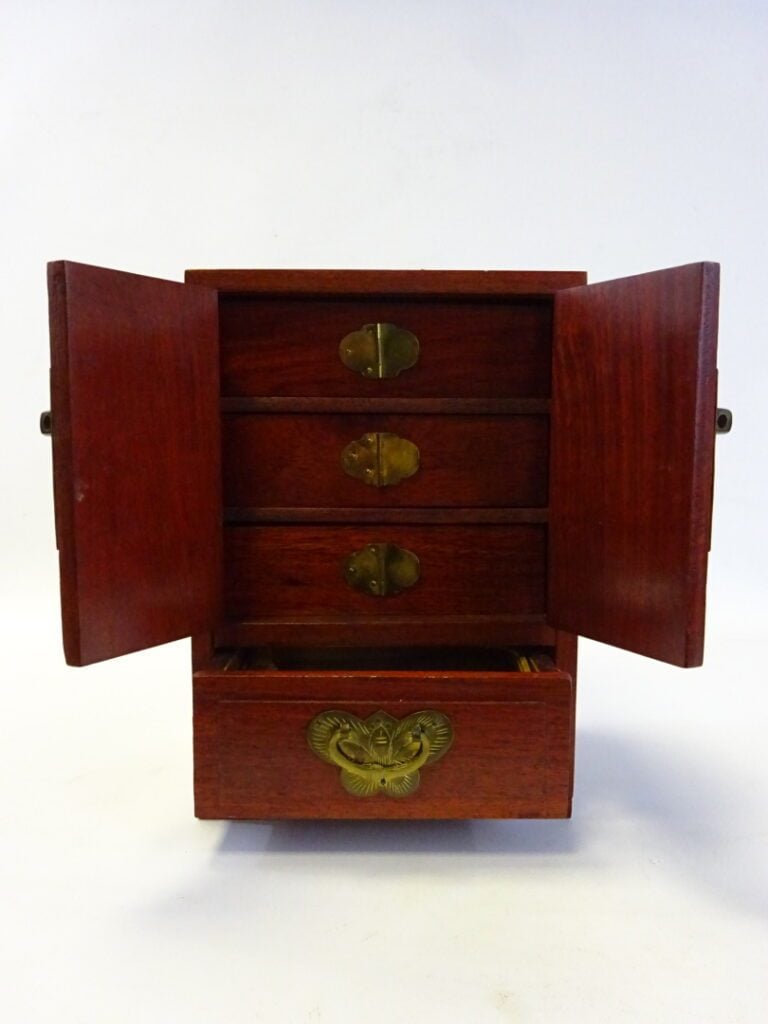 COFFRET A BIJOUX EN BOIS - Vietnam - Il s'ouvre à deux battants et un tiroir. L…