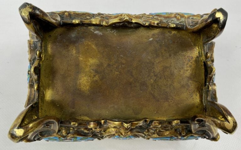Coffret à bijoux en bronze doré et plaques d'émaux cloisonnés à décor de fleurs…