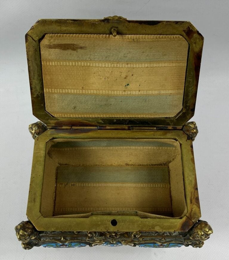 Coffret à bijoux en bronze doré et plaques d'émaux cloisonnés à décor de fleurs…