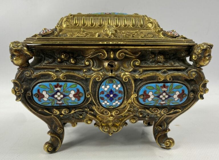 Coffret à bijoux en bronze doré et plaques d'émaux cloisonnés à décor de fleurs…