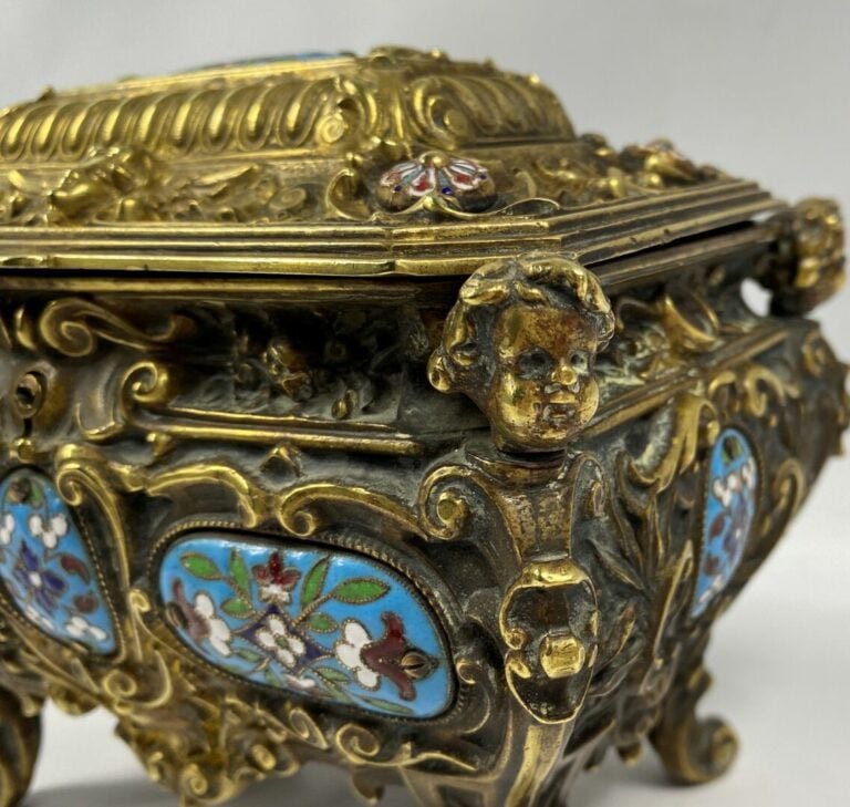 Coffret à bijoux en bronze doré et plaques d'émaux cloisonnés à décor de fleurs…