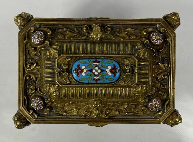 Coffret à bijoux en bronze doré et plaques d'émaux cloisonnés à décor de fleurs…