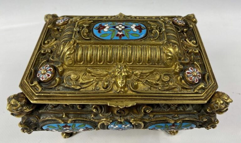 Coffret à bijoux en bronze doré et plaques d'émaux cloisonnés à décor de fleurs…
