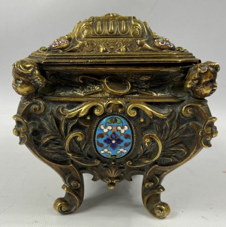 Coffret à bijoux en bronze doré et plaques d'émaux cloisonnés à décor de fleurs…