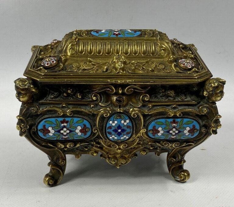 Coffret à bijoux en bronze doré et plaques d'émaux cloisonnés à décor de fleurs…