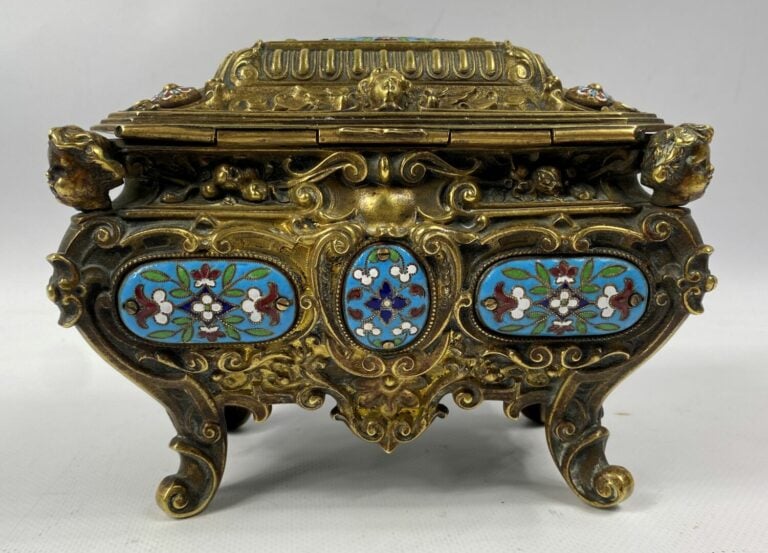 Coffret à bijoux en bronze doré et plaques d'émaux cloisonnés à décor de fleurs…