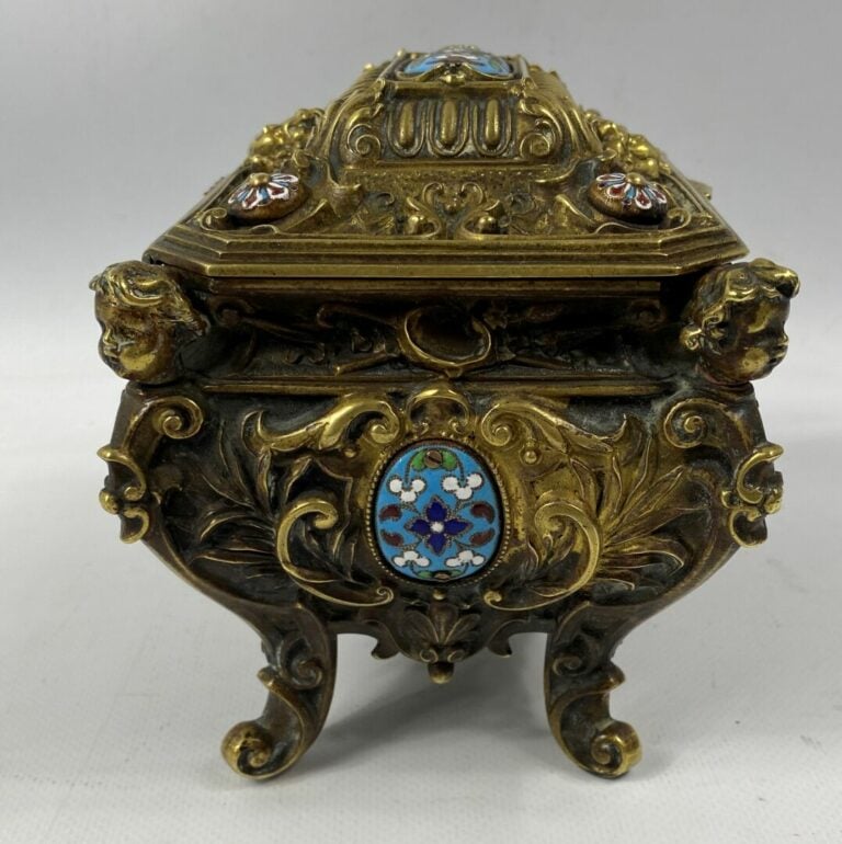 Coffret à bijoux en bronze doré et plaques d'émaux cloisonnés à décor de fleurs…