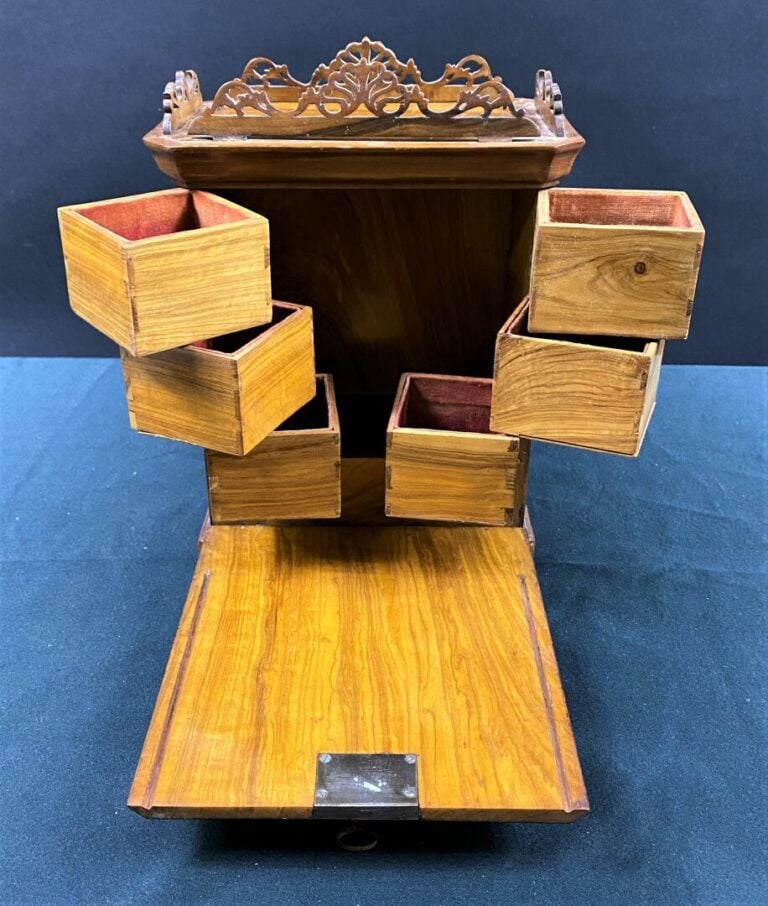 Coffret à bijoux en marqueterie niçoise de bois d'olivier et amarante, orné d'u…