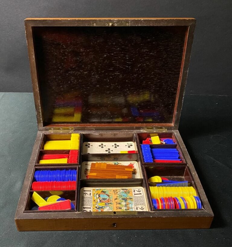 Coffret à jeu de cartes en marqueterie niçoise d'olivier et amarante, le couver…