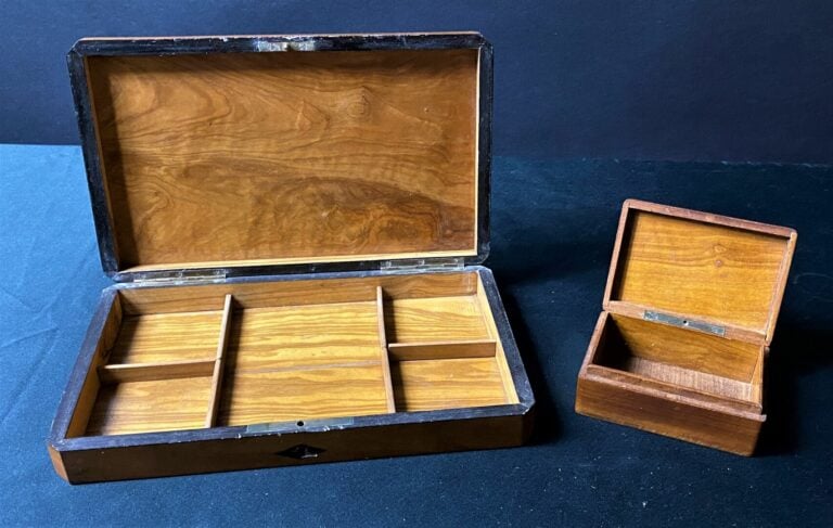 Coffret à jeu de cartes en marqueterie niçoise d'olivier et amarante, le couver…