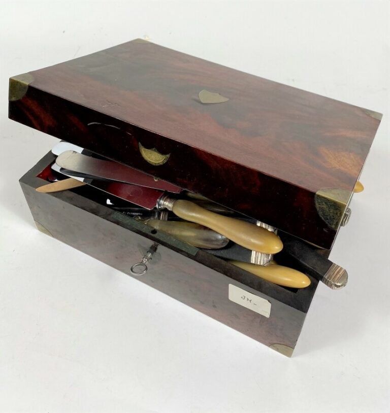 Coffret contenant diverscouteaux à manches en bois noirci et couteaux manches e…
