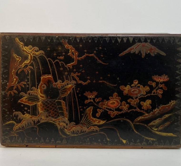 COFFRET ECRITOIRE EN BOIS LAQUE ROUGE ET DORE AUX POISSONS - Vietnam - Au décor…