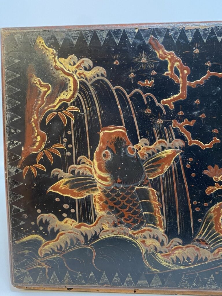 COFFRET ECRITOIRE EN BOIS LAQUE ROUGE ET DORE AUX POISSONS - Vietnam - Au décor…