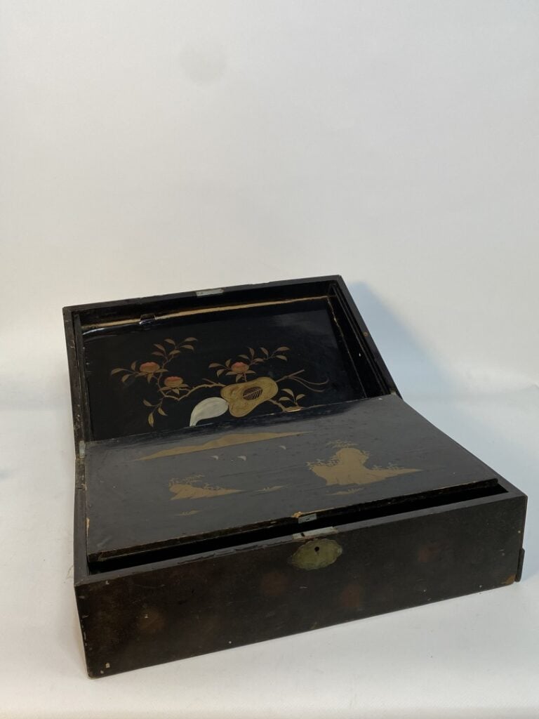 COFFRET ECRITOIRE EN BOIS LAQUE ROUGE ET DORE AUX POISSONS - Vietnam - Au décor…