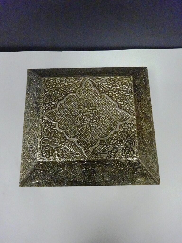 [-] COFFRET EN BOIS ET PLAQUAGE DE FEUILLES D'ARGENT - Iran - Rectangulaire à c…