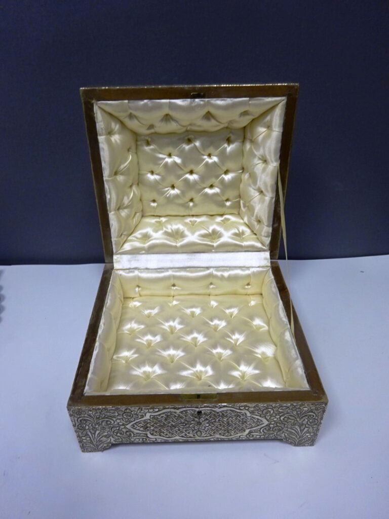 [-] COFFRET EN BOIS ET PLAQUAGE DE FEUILLES D'ARGENT - Iran - Rectangulaire à c…