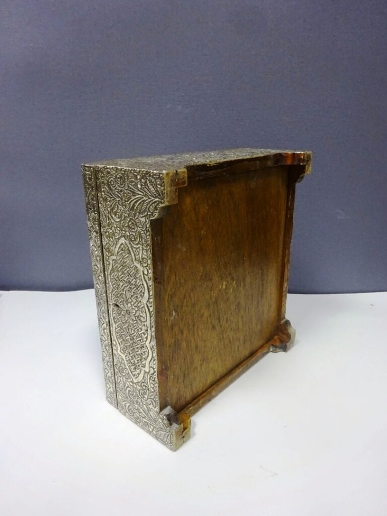 [-] COFFRET EN BOIS ET PLAQUAGE DE FEUILLES D'ARGENT - Iran - Rectangulaire à c…