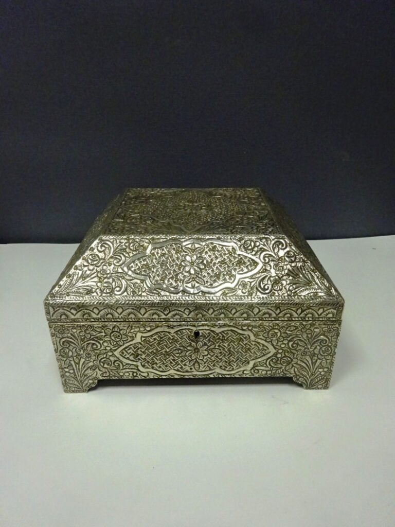 [-] COFFRET EN BOIS ET PLAQUAGE DE FEUILLES D'ARGENT - Iran - Rectangulaire à c…