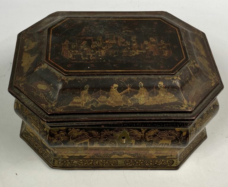 Coffret en bois laqué - A décor de scènes de cour, entourage de frises de rince…