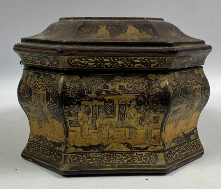 Coffret en bois laqué - A décor de scènes de cour, entourage de frises de rince…