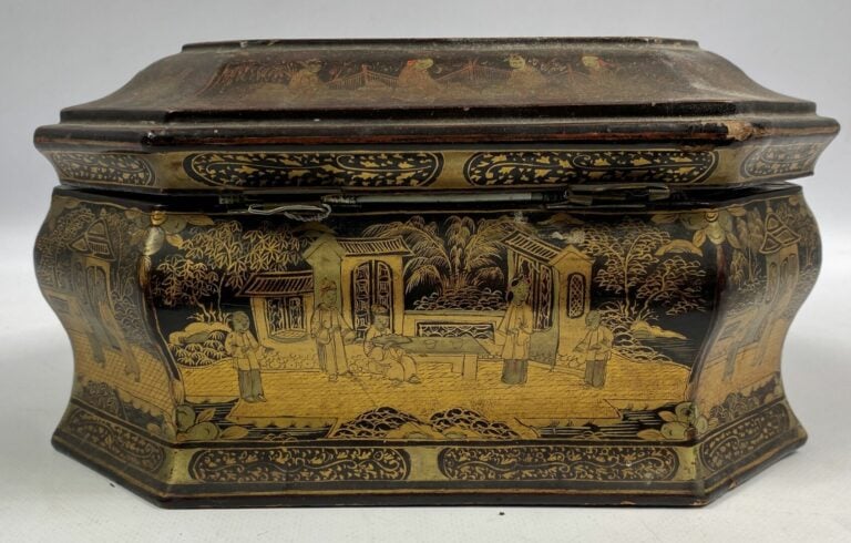 Coffret en bois laqué - A décor de scènes de cour, entourage de frises de rince…
