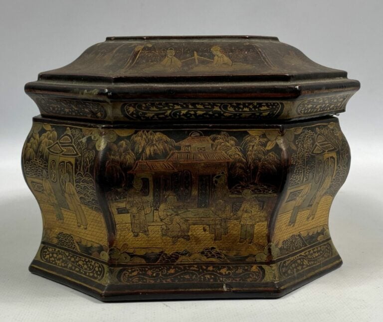 Coffret en bois laqué - A décor de scènes de cour, entourage de frises de rince…