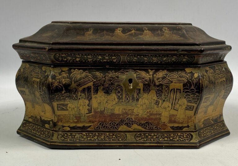 Coffret en bois laqué - A décor de scènes de cour, entourage de frises de rince…