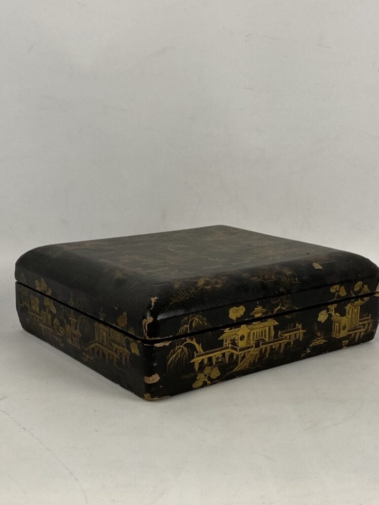 Coffret en bois laqué noir à décor de scène animée sur fond de pagodes et paysa…