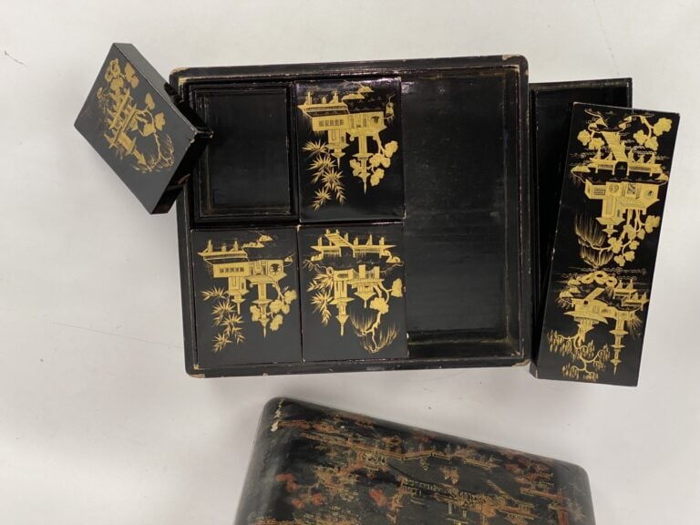 Coffret en bois laqué noir à décor de scène animée sur fond de pagodes et paysa…