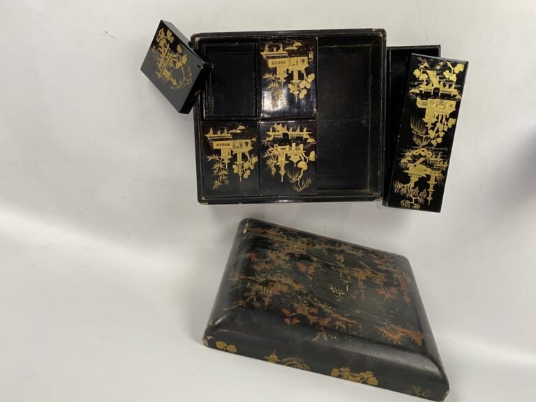Coffret en bois laqué noir à décor de scène animée sur fond de pagodes et paysa…